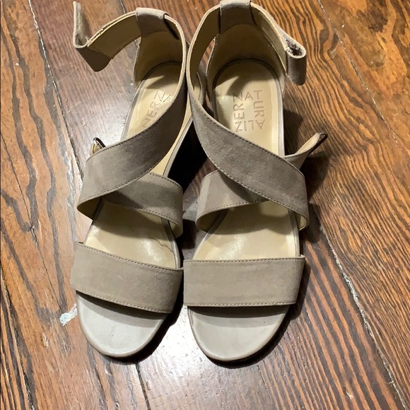 ‼️SOLD‼️Heels - 6M - Picture 5 of 7